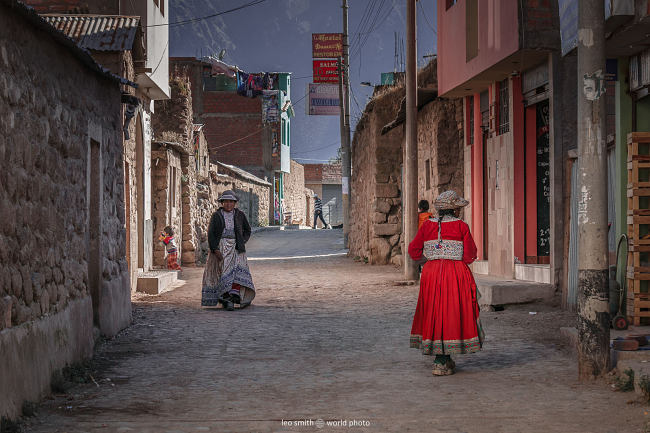 Leo Smith World Photo: Peru Photos and Prints - Ladies in Traditional Costume, Cabanaconde, Peru