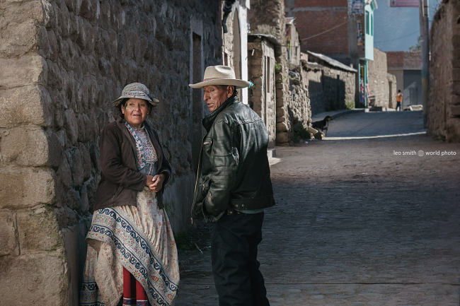 Leo Smith World Photo: Peru Photos and Prints - A Man & Women Exchange Thoughts on a Street Corner