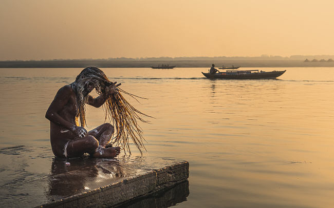 A man washes his hair on the banks of the Ganges, Varanasi, India - Leo Smith Photo Video: Travel, Documentary & Landscape Photography and Video