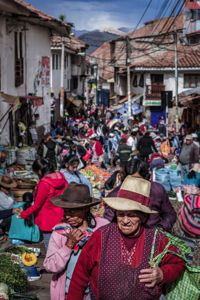 A busy street in Cusco, Peru - Leo Smith Photo Video